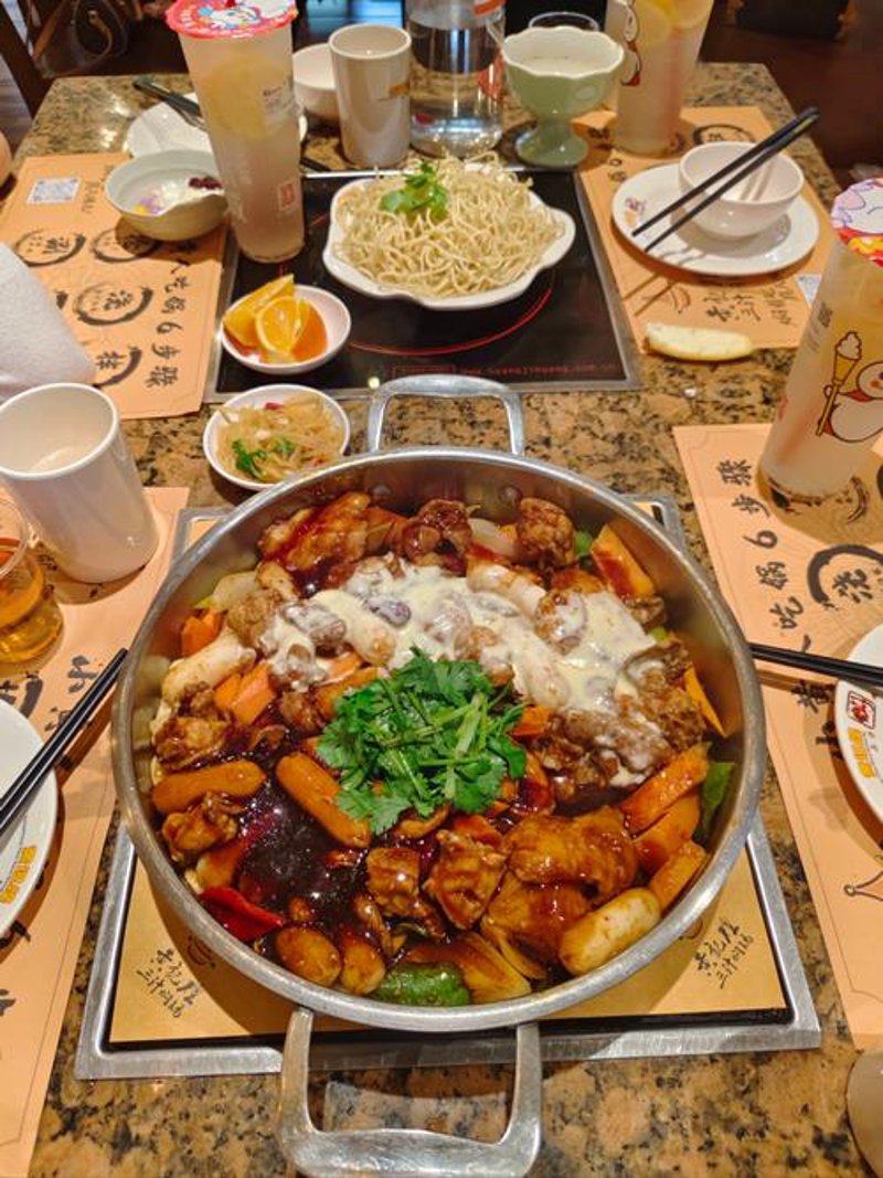 黄记煌三汁焖锅风靡全国：传统美食的现代演绎